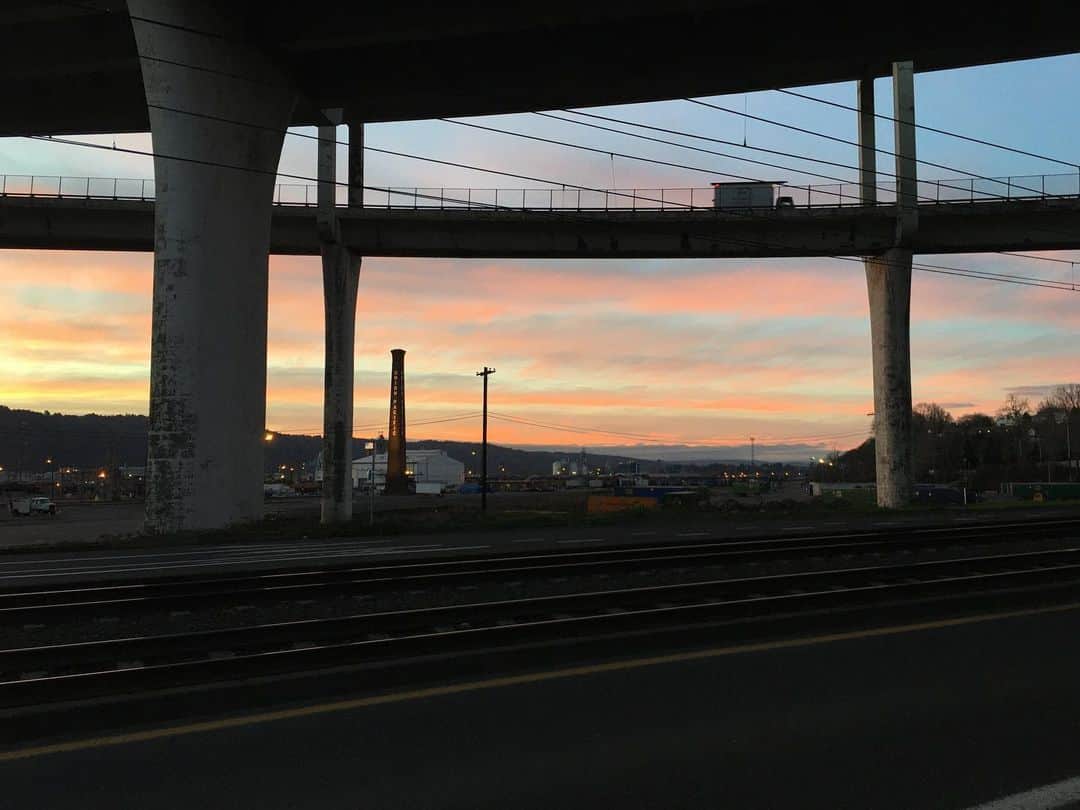 Beam & Anchorのインスタグラム：「Stunning sunset from our front view. Open 12-5 today.🌄」