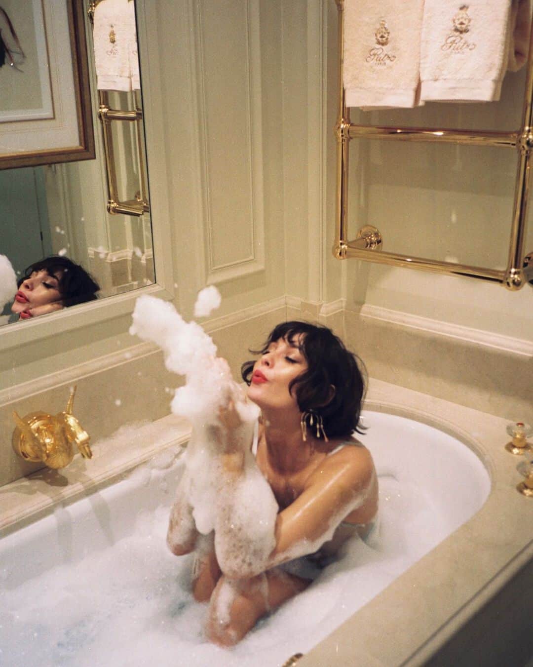 ダニジョーのインスタグラム：「Sunday funday 🛁🍷✨」
