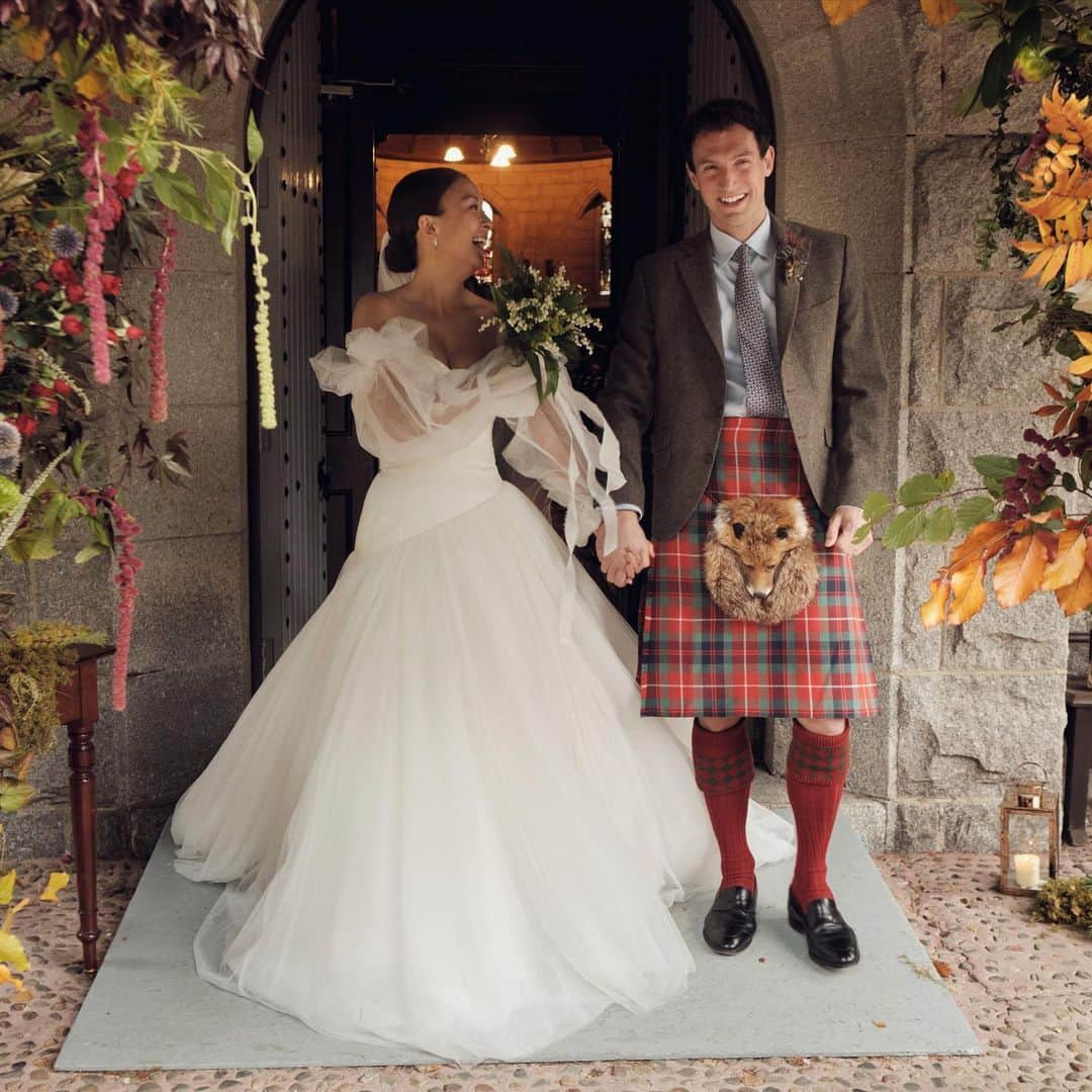 Vogueさんのインスタグラム写真 - (VogueInstagram)「@ellemcphers and Angus Tweedie's micro-wedding in the Scottish Highlands is a lesson in how, sometimes, less is more. At the link in our bio, take a closer look at the couple's intimate ceremony, featuring thoughtful personal touches and a jaw-dropping venue. Photos by @lucybirkheadphotography」1月18日 7時07分 - voguemagazine