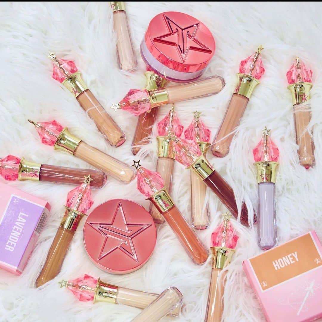 Jeffree Star Cosmeticsさんのインスタグラム写真 - (Jeffree Star CosmeticsInstagram)「The Dynamic Duo🌟 @saralovesmakeup88 laying out our #MAGICSTAR Concealer & Setting Powder ✨ What’s your Magic Combo? 💕   #jeffreestarcosmetics」1月18日 7時18分 - jeffreestarcosmetics