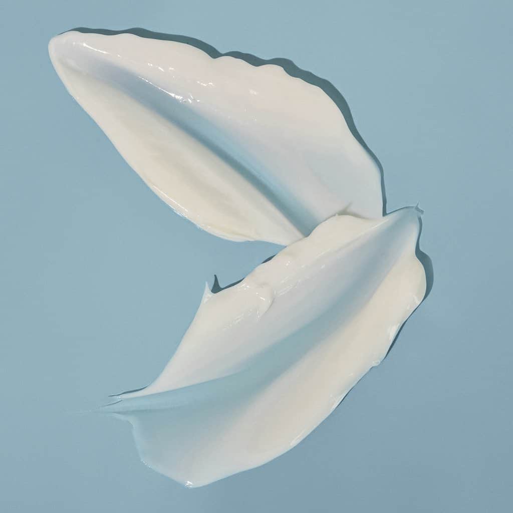 ドゥラメールのインスタグラム：「Make it a double. Slip into The Reparative Body Lotion for a blissful weekend.」