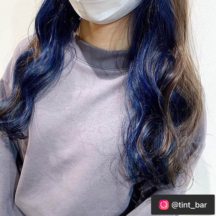 のインスタグラム：「ポイントカラーもオシャレ。  @tint_bar   ウルトラマリン🐬 .  #repost @neneteri___ via @PhotoAroundApp  . . Blue Design color ❤︎" . . 室内でも室外でもかわいいデザインカラー💙 . . カラー剤でここまで色味でますよ . .  . . インナーカラー❤︎" . ブリーチ必須！ . , #インナーカラー #ブルーアッシュ #フェイスフレーミングカラー #ティンセル #ブルーバイオレット #ティントバー #ウルトラマリン #nenecolor #ネネカラー #tintbar #オルチャンカラー #韓国風カラー #韓流カラー」