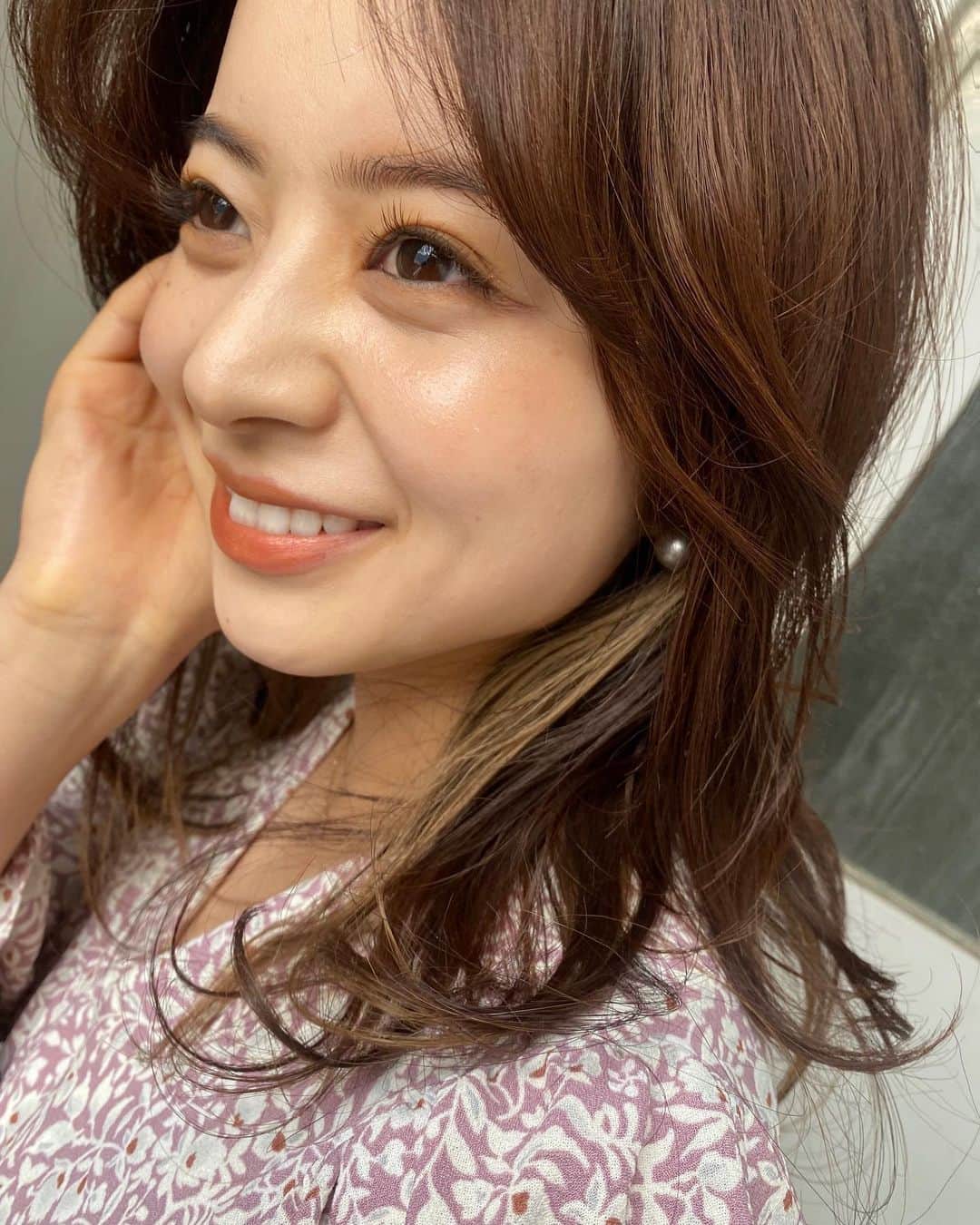のインスタグラム：「マツエクデザインを ガラッと変えた日。 チョコカラーに白っぽい毛を入れてもらった🦙  今までもかわいまつげにしてもらってたけど 今回特にお気に入り。 みんなに真似して欲しいって思うくらいお気に入り。  今回はメイクもえりさんにやって もらった❤︎ 昔からメイクされるのすごくすき。 とっても楽しい。  #肌シミになってしまった。 #だから肌荒れてますって言わないで。」