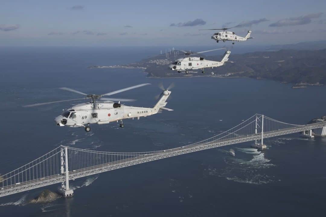 海上自衛隊さんのインスタグラム写真 - (海上自衛隊Instagram)「本日は小松島航空基地のヘリコプター訓練を紹介します。 写真は、大鳴門橋上空を飛行するSH-60Jです。14日に紹介したSH-60KとSH-60Jの違いは分かりますか？  #海上自衛隊 #ヘリコプター #SH60J #大鳴門橋 #空好き #君に見せたい景色 #写真 #海自」1月18日 12時45分 - jmsdf_pr