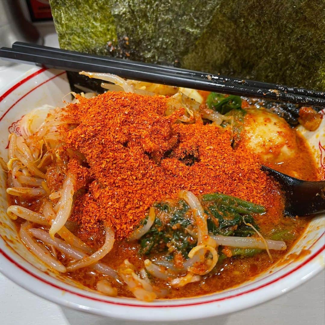 rasuさんのインスタグラム写真 - (rasuInstagram)「蒙古タンメン中本川崎店 海老味噌北極麺1/3 北極味玉ゆでたまごネギほうれん草海苔  辛さ増しが出来ない限定なので久々にデフォの辛さの北極٩( ᐛ )و 桜エビメインの香りでそこまで生臭さは無くてAB醬が得意じゃないんだけどこれはアリ(//´﹃｀//)  久々にデフォの北極食べたけどやっぱり川崎店ってスープの厚みある気がするなぁ  でも次はまたやさいシャキシャキ食べよ(//´﹃｀//)  #蒙古タンメン中本  #蒙古タンメン中本川崎店 #海老味噌北極 #ラーメン」1月18日 12時46分 - rashu_eat