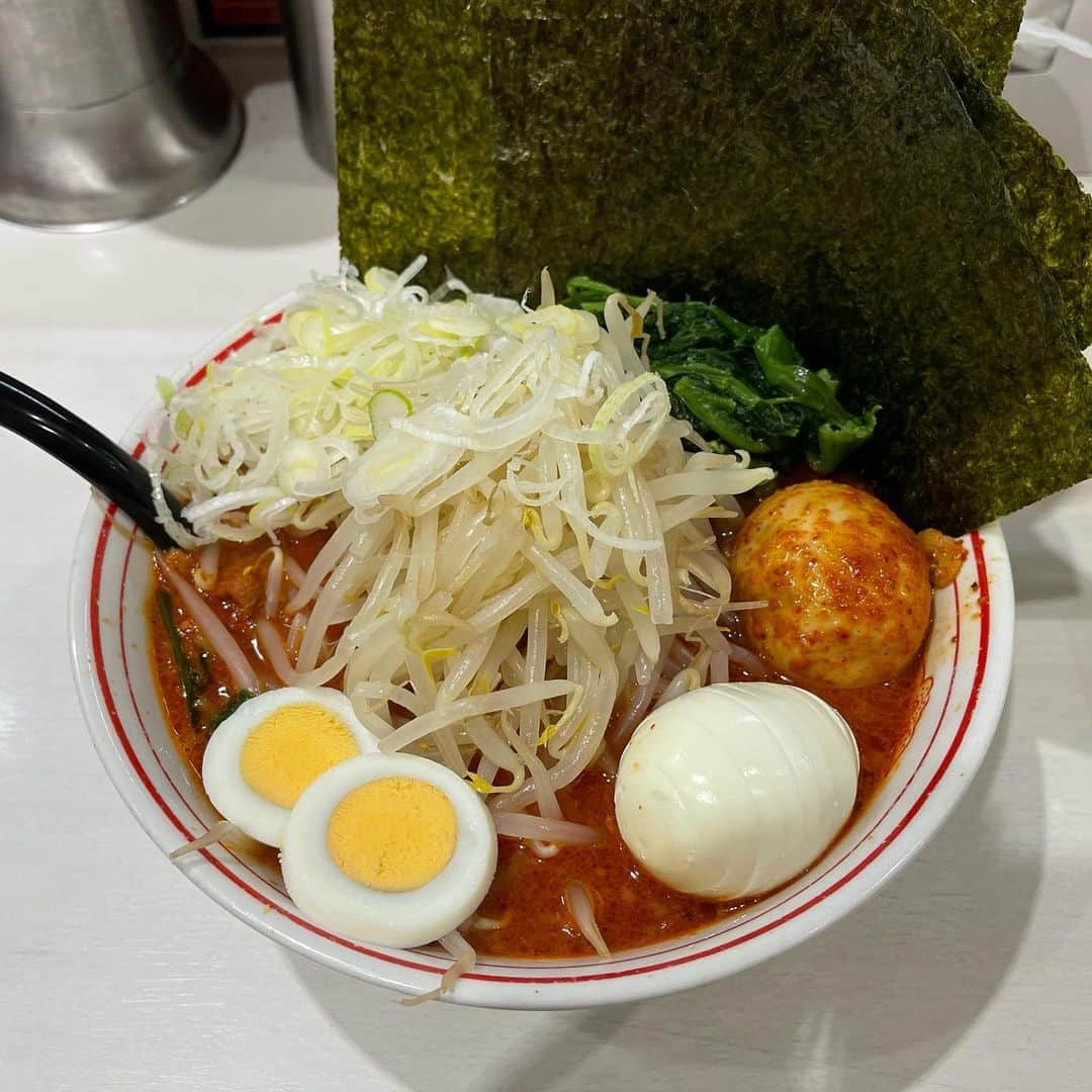 rasuさんのインスタグラム写真 - (rasuInstagram)「蒙古タンメン中本川崎店 海老味噌北極麺1/3 北極味玉ゆでたまごネギほうれん草海苔  辛さ増しが出来ない限定なので久々にデフォの辛さの北極٩( ᐛ )و 桜エビメインの香りでそこまで生臭さは無くてAB醬が得意じゃないんだけどこれはアリ(//´﹃｀//)  久々にデフォの北極食べたけどやっぱり川崎店ってスープの厚みある気がするなぁ  でも次はまたやさいシャキシャキ食べよ(//´﹃｀//)  #蒙古タンメン中本  #蒙古タンメン中本川崎店 #海老味噌北極 #ラーメン」1月18日 12時46分 - rashu_eat