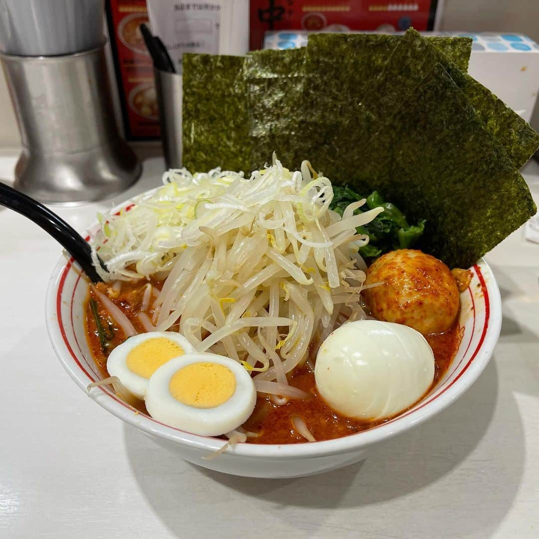 rasuさんのインスタグラム写真 - (rasuInstagram)「蒙古タンメン中本川崎店 海老味噌北極麺1/3 北極味玉ゆでたまごネギほうれん草海苔  辛さ増しが出来ない限定なので久々にデフォの辛さの北極٩( ᐛ )و 桜エビメインの香りでそこまで生臭さは無くてAB醬が得意じゃないんだけどこれはアリ(//´﹃｀//)  久々にデフォの北極食べたけどやっぱり川崎店ってスープの厚みある気がするなぁ  でも次はまたやさいシャキシャキ食べよ(//´﹃｀//)  #蒙古タンメン中本  #蒙古タンメン中本川崎店 #海老味噌北極 #ラーメン」1月18日 12時46分 - rashu_eat