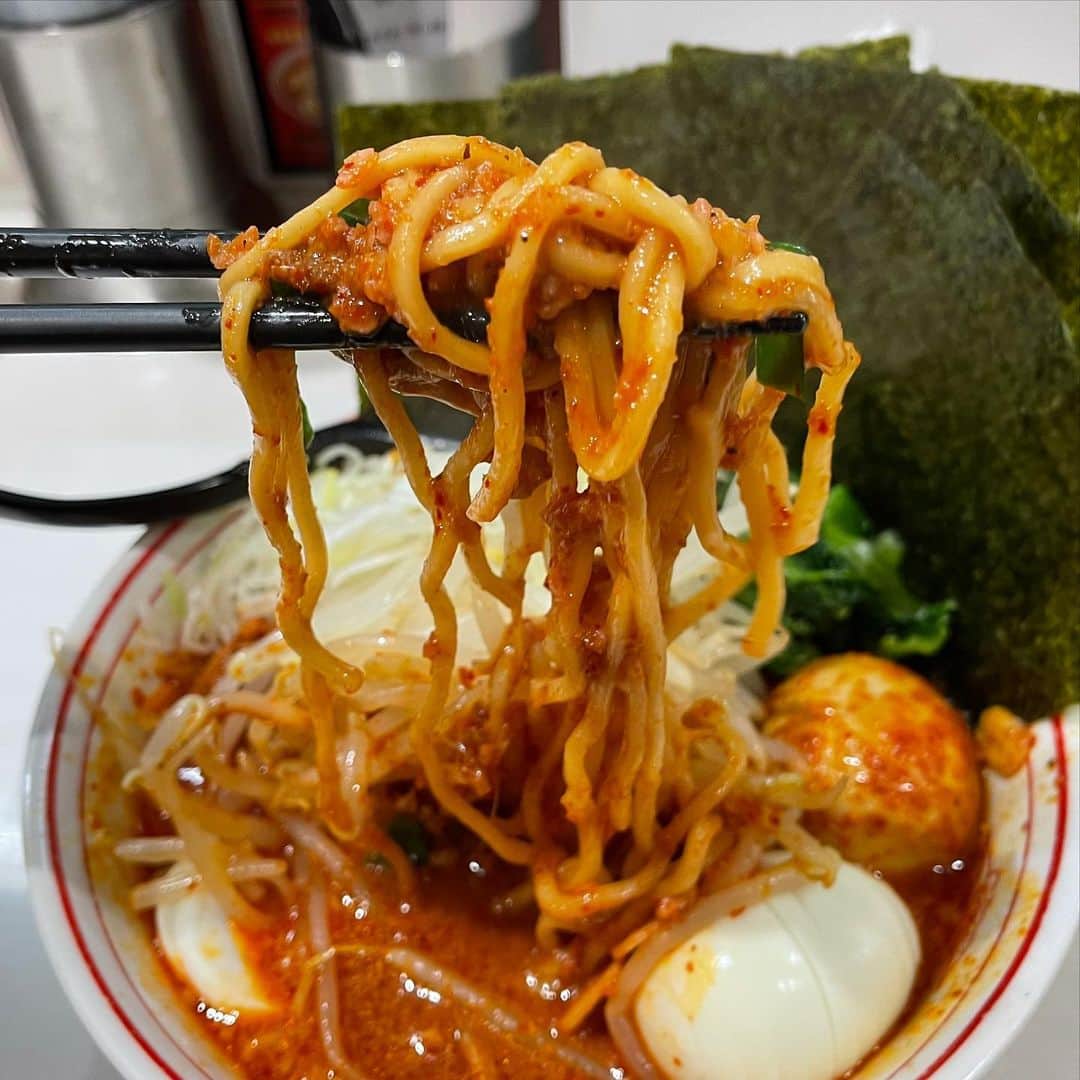 rasuさんのインスタグラム写真 - (rasuInstagram)「蒙古タンメン中本川崎店 海老味噌北極麺1/3 北極味玉ゆでたまごネギほうれん草海苔  辛さ増しが出来ない限定なので久々にデフォの辛さの北極٩( ᐛ )و 桜エビメインの香りでそこまで生臭さは無くてAB醬が得意じゃないんだけどこれはアリ(//´﹃｀//)  久々にデフォの北極食べたけどやっぱり川崎店ってスープの厚みある気がするなぁ  でも次はまたやさいシャキシャキ食べよ(//´﹃｀//)  #蒙古タンメン中本  #蒙古タンメン中本川崎店 #海老味噌北極 #ラーメン」1月18日 12時46分 - rashu_eat