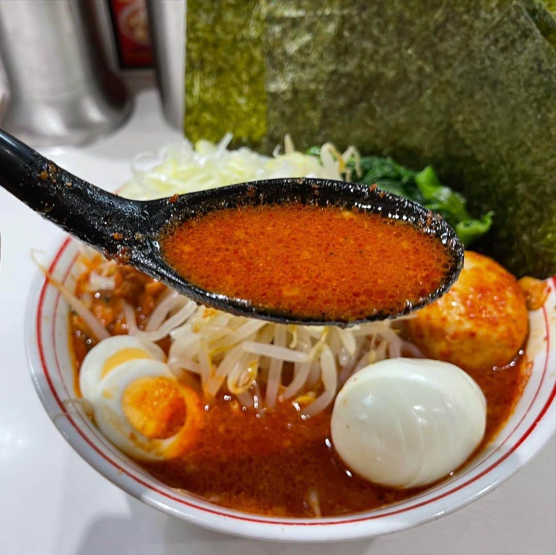 rasuさんのインスタグラム写真 - (rasuInstagram)「蒙古タンメン中本川崎店 海老味噌北極麺1/3 北極味玉ゆでたまごネギほうれん草海苔  辛さ増しが出来ない限定なので久々にデフォの辛さの北極٩( ᐛ )و 桜エビメインの香りでそこまで生臭さは無くてAB醬が得意じゃないんだけどこれはアリ(//´﹃｀//)  久々にデフォの北極食べたけどやっぱり川崎店ってスープの厚みある気がするなぁ  でも次はまたやさいシャキシャキ食べよ(//´﹃｀//)  #蒙古タンメン中本  #蒙古タンメン中本川崎店 #海老味噌北極 #ラーメン」1月18日 12時46分 - rashu_eat