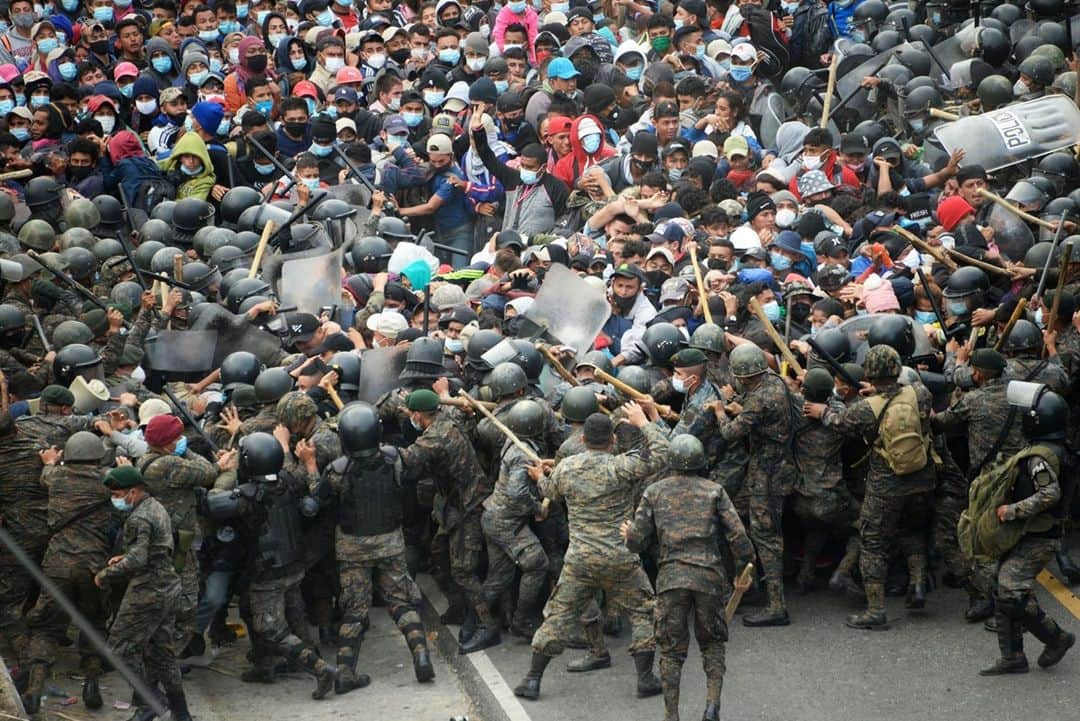 NBC Newsさんのインスタグラム写真 - (NBC NewsInstagram)「Honduran migrants, part of a caravan heading to the United States, clash with Guatemalan security forces in Vado Hondo, Guatemala, on Jan. 17, 2021.⁠ ⁠ While thousands of Honduran migrants make their way to the U.S. border in the coming weeks, the incoming Biden administration, just days from taking office, has a message: Don't come now.⁠ ⁠ "There's help on the way, but now is not the time to make the journey," a senior Biden transition team official says.⁠ ⁠ Tap the link in bio to find out more.⁠ ⁠ 📷 : @johanordonez / @afpphoto @gettyimages」1月18日 7時26分 - nbcnews