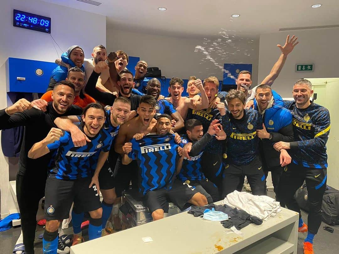 ダニーロ・ダンブロージオさんのインスタグラム写真 - (ダニーロ・ダンブロージオInstagram)「Grande vittoria! Sempre forza @Inter 🖤💙  #inter #forzainter #amala #interjuventus #seriea」1月18日 7時27分 - danilodambrosioreal