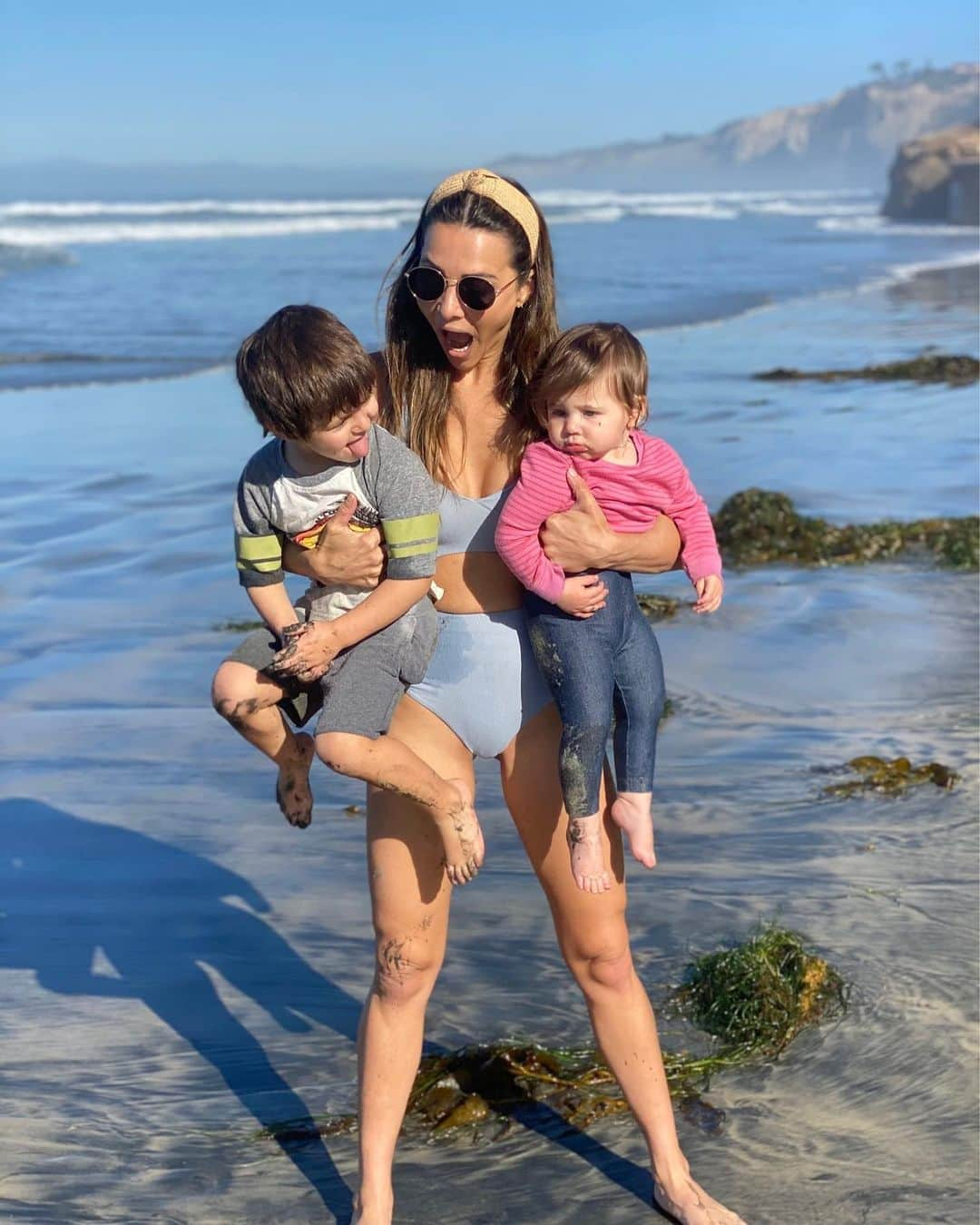 アンディ・ドーフマンさんのインスタグラム写真 - (アンディ・ドーフマンInstagram)「I’m not sure my heart could be any fuller. Successful beach day, granted I’m not in charge of bathing them, pulling the “I’m just the aunt” card on that one 😬 but seriously ... is there anything better than the love of a child (or niece and nephew?) ❤️」1月18日 7時25分 - andidorfman