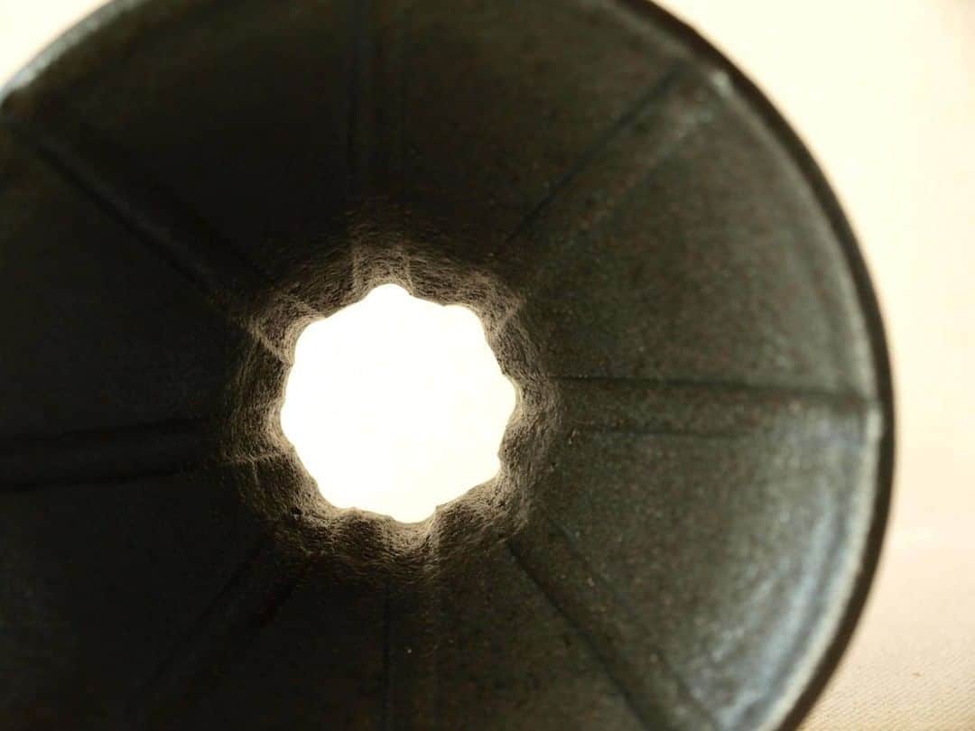 Komerco-コメルコ-さんのインスタグラム写真 - (Komerco-コメルコ-Instagram)「. ドット柄が目を引く 一点物の陶器ドリッパー＆ピッチャー  岩手県紫波町で作陶をするsaasa工房さんの、 たっぷり４人分入るピッチャーと円錐型ドリッパーのセットです。  あえていびつな形の大きなドット柄が印象的🎶  ピッチャーは、そのまま食卓に出せるので お部屋のアクセントにもなりますね。  また、ドリッパーをマグカップにのせて、 ”自分のための１杯”を淹れる贅沢もありですね〜😉  ------------------------------- saasa工房／コーヒードリッパー＆ピッチャー 黒　イエロードット https://komer.co/products/JJedp6uYFx3UYBtwWDPs  ▷こちらの作品はKomercoアプリとWebサイトでクリエイターから直接ご購入いただけます。 ホーム画面の検索窓で「saasa工房」と検索してください🔎  ▷Web版はプロフィールリンクから📲 @komerco_official  ▷iOS版アプリのダウンロードはAppStoreにて「Komerco」または「コメルコ」と検索🔎 -------------------------------  #komerco #コメルコ #cookpad #クックパッド #komercoごはん #料理をもっと楽しく #おうちごはんを楽しもう #おうちごはん #instafood #foodpic #cookinglove #手しごと #komercoクラフト #クラフト #手作り #一点物 #saasa工房 #コーヒー #ドリッパー #コーヒードリッパー  #コーヒーピッチャー #ドット #陶器ドリッパー #陶器 #焼き物 #岩手県 #紫波町」1月18日 7時30分 - komerco_official