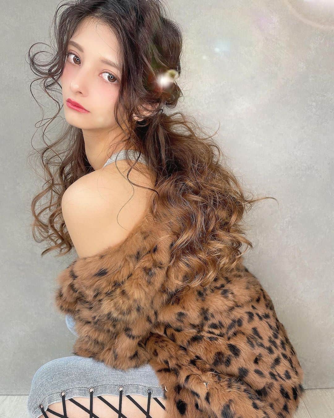 堀井大輔のインスタグラム：「・ ・ 昨日の撮影データ📸 ・ 1/30(土)も、またお願いします♡ ・ みっちーと、ポージングの練習しながら 撮影を。 もっと可愛く魅せる作品模索していきます✊ ・ ・ 𝑚𝑜𝑑𝑒𝑙 @michie_0204  ℎ𝑎𝑖𝑟/𝑝ℎ𝑜𝑡𝑜 @daisuke_5511  ・ ・  #クラウンヘアー #天白区 #名古屋 #栄 #名駅 #美容師求人 #かわいい #ファッション #冬コーデ #コテ巻き #雑誌風 #作品撮り #ボブ #外国人風カラー #サロンモデル #サロモ #インスタ映え #フォトジェニック #巻き髪 #ヘアメイク #透明感カラー #アディクシーカラー #波巻き #イルミナカラー #美容師 #ホリーマジック #ヘアアレンジ #大人かわいい #グレージュ」