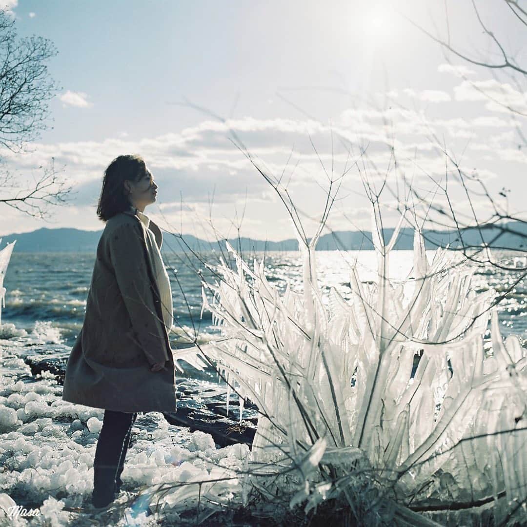 Masaさんのインスタグラム写真 - (MasaInstagram)「. . . ▶︎▶︎▶︎ Swipe . 先週の三連休は大寒波で琵琶湖もすごいことに🧊 今年のは今まで見た中で一番綺麗でした☺️ . ちょうど、今日暇ですかって連絡が来たので、貴重な氷があるからすぐに来てって言ってきてもらいました（笑） 水しぶきを浴びながらもありがとう😊 . . 撮影日 : 2021年1月9日 . #まっセル #エビプリ #hasselblad #ハッセルブラッド#instagramjapan #igersjp #tokyocameraclub #team_jp_  #art_of_japan_ #photogenic_jp #GPW_members_only #good_portraits_world #film_jp #film #フィルム #film_com #filmcamera #filmphotography #portrait #ポートレート #photogram_archive #todays_blue_collection #team_jp_ #shiga #滋賀 #何気ない瞬間を残したい #jp_portrait部 #琵琶湖 #しぶき氷 #氷柱」1月18日 7時45分 - masa_nikonist