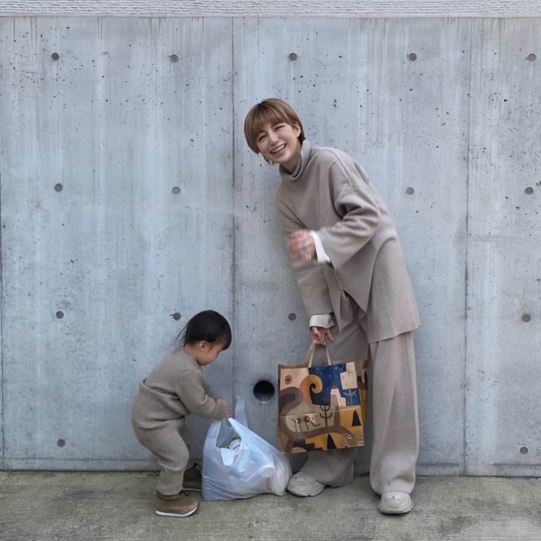 長谷川あやのインスタグラム：「👩‍👧👩‍👧👩‍👧#fashion#ootd#outfit#coordinate#生後20ヶ月#1歳#赤ちゃんのいる生活#新米ママ#女の子ママ#小夏のいる生活#ママコーデ#ラスタル#152せんちこーで @rustal_official ・ ・ ・ 今日で1歳8ヶ月👧✌️✨ ・ 最近はこのお手伝いモードが 発動すると買い物後 しばらくお家に入れない、、、笑 ・ そーいえばわたしも なんでも自分でやりたい！ って時期あったなーと😂💭 ・ 最近欲しいアイテムは ひきずってもちぎれない 『強力なビニール袋』です。笑」