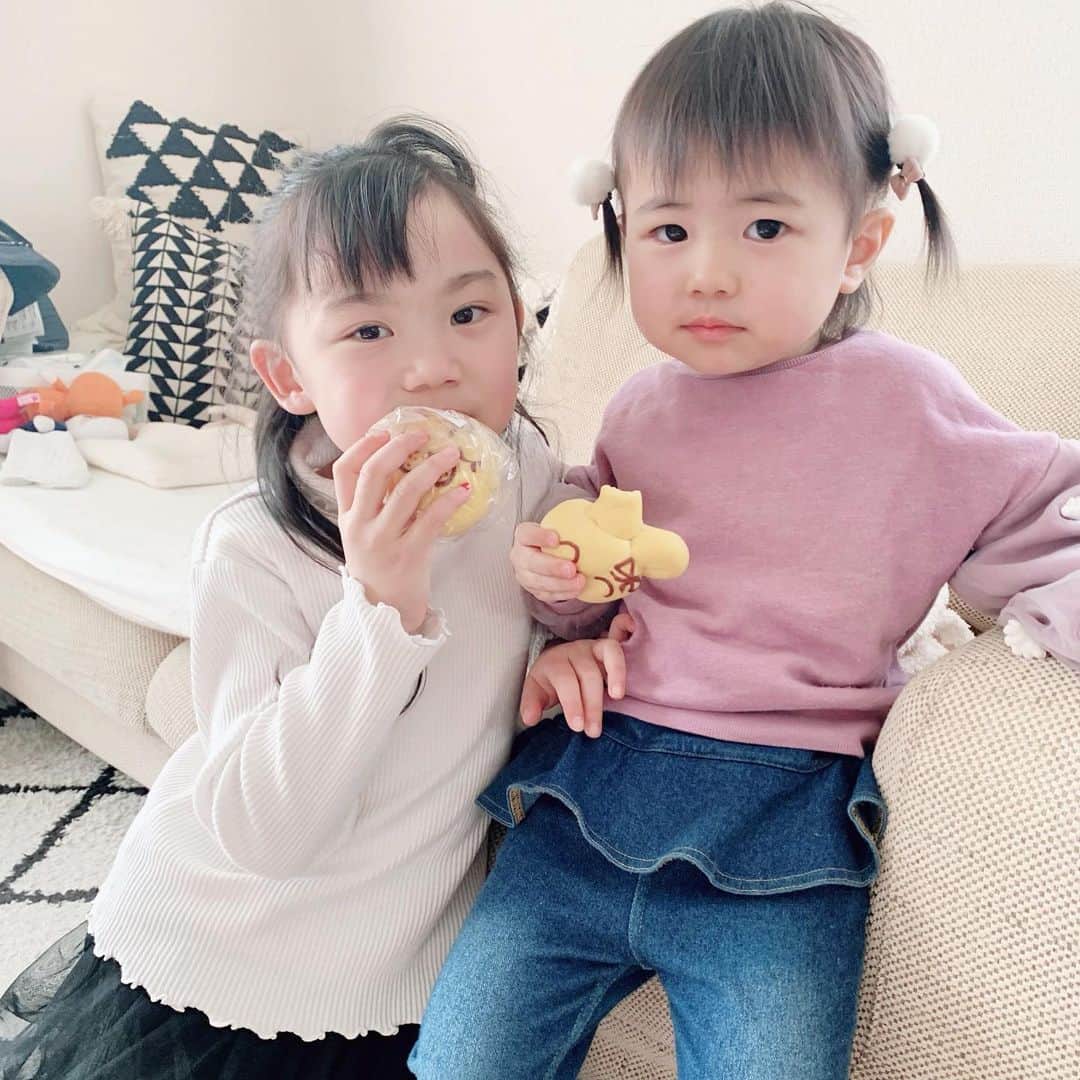 mariomi324のインスタグラム：「可愛い子ちゃんたち💕 可愛いくて連写する私😂 ずっと仲良しでいてほしいなぁ✨ お姉ちゃんが大好きなうちの長女さん🥰 いつもいっぱい遊んでもらって嬉しいね♥️ ♡ 黒子になる！って言って見事になってるえりの姿！何度見ても笑える😂 ♡ ♡ ♡ ♡ #3歳 #3歳3ヶ月 #0歳 #生後3ヶ月 #女の子ママ #姉妹ママ #kidsfashion #キッズコーデ #キッズファッション #今日のコーデ #petitmain #プティマイン #子供のいる暮らし #おうち時間 #赤ちゃんのいる生活 #赤ちゃんのいる暮らし #ootd #outfit #リビングインテリア #interiordesign #ママリ #mamagirl #ig_kids」