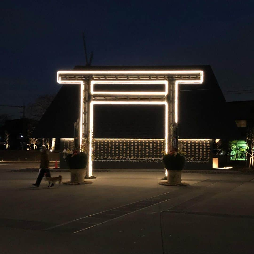 岡田育さんのインスタグラム写真 - (岡田育Instagram)「Omamori, Japanese lucky charms at Musashinoza Reiwa Jinja shrine. Since this foundation is held by a major publishing house, there are amulets regarding art and culture. Yes, it’s not just a replica or a pavilion, but a true authentic local Sinto shrine. Wow. . The yellow one brings good fortune to your career as artists, the red one saves your works keeping every deadline and time limit .... definitely necessary for me!! ⛩⏳🖋😱📖⌛️⛩ . 噂の #締切守 と #芸道上達守 ゲットしました！ もはや神頼みしかない！ 以後は私が遅れたら角川文化財団のせいだと思ってね。しかし本当に本気でガチの神社を建てたんですね、実際行くまでシャレだと思ってました……。おみくじは小吉。 . #武蔵野坐令和神社 #musashinozareiwashrine #shintoshrine #⛩ @kadokawa_culture_museum #角川武蔵野ミュージアム #kadokawaculturemuseum #隈研吾 #kengokuma #architecturephotography #japanesearchitecture #天野喜孝 #yoshitakaamano #鳳凰図 . #神を拝みに #初詣」1月18日 7時47分 - okadaic