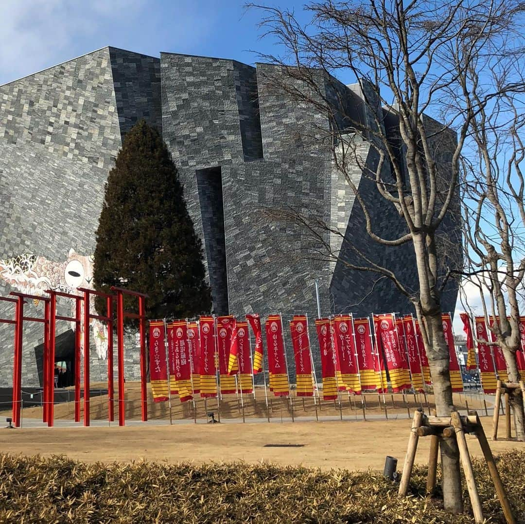 岡田育さんのインスタグラム写真 - (岡田育Instagram)「Omamori, Japanese lucky charms at Musashinoza Reiwa Jinja shrine. Since this foundation is held by a major publishing house, there are amulets regarding art and culture. Yes, it’s not just a replica or a pavilion, but a true authentic local Sinto shrine. Wow. . The yellow one brings good fortune to your career as artists, the red one saves your works keeping every deadline and time limit .... definitely necessary for me!! ⛩⏳🖋😱📖⌛️⛩ . 噂の #締切守 と #芸道上達守 ゲットしました！ もはや神頼みしかない！ 以後は私が遅れたら角川文化財団のせいだと思ってね。しかし本当に本気でガチの神社を建てたんですね、実際行くまでシャレだと思ってました……。おみくじは小吉。 . #武蔵野坐令和神社 #musashinozareiwashrine #shintoshrine #⛩ @kadokawa_culture_museum #角川武蔵野ミュージアム #kadokawaculturemuseum #隈研吾 #kengokuma #architecturephotography #japanesearchitecture #天野喜孝 #yoshitakaamano #鳳凰図 . #神を拝みに #初詣」1月18日 7時47分 - okadaic