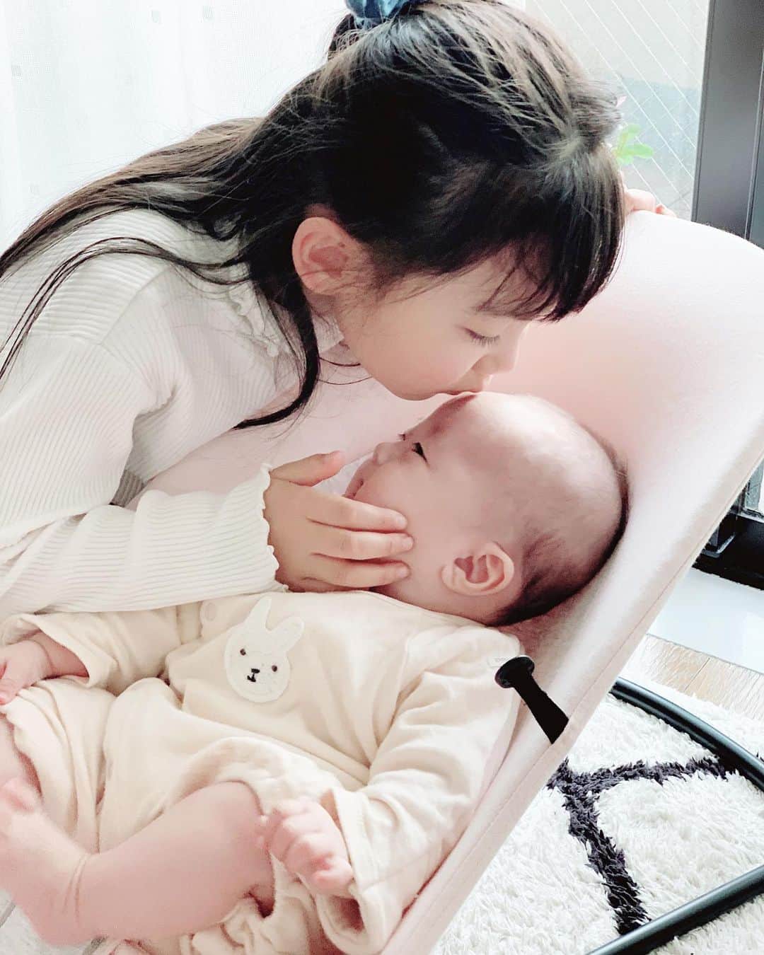 mariomi324のインスタグラム：「美女が大好きなうちの次女😂💕 丸い！まるこめくん！www ♡ ♡ ♡ ♡ #3歳 #3歳3ヶ月 #0歳 #生後3ヶ月 #女の子ママ #姉妹ママ #kidsfashion #キッズコーデ #キッズファッション #petitmain #プティマイン #プティマインロンパース #ロンパース #子供のいる暮らし #おうち時間 #赤ちゃんのいる生活 #赤ちゃんのいる暮らし #リビングインテリア #interiordesign #ママリ #mamagirl #ig_kids」