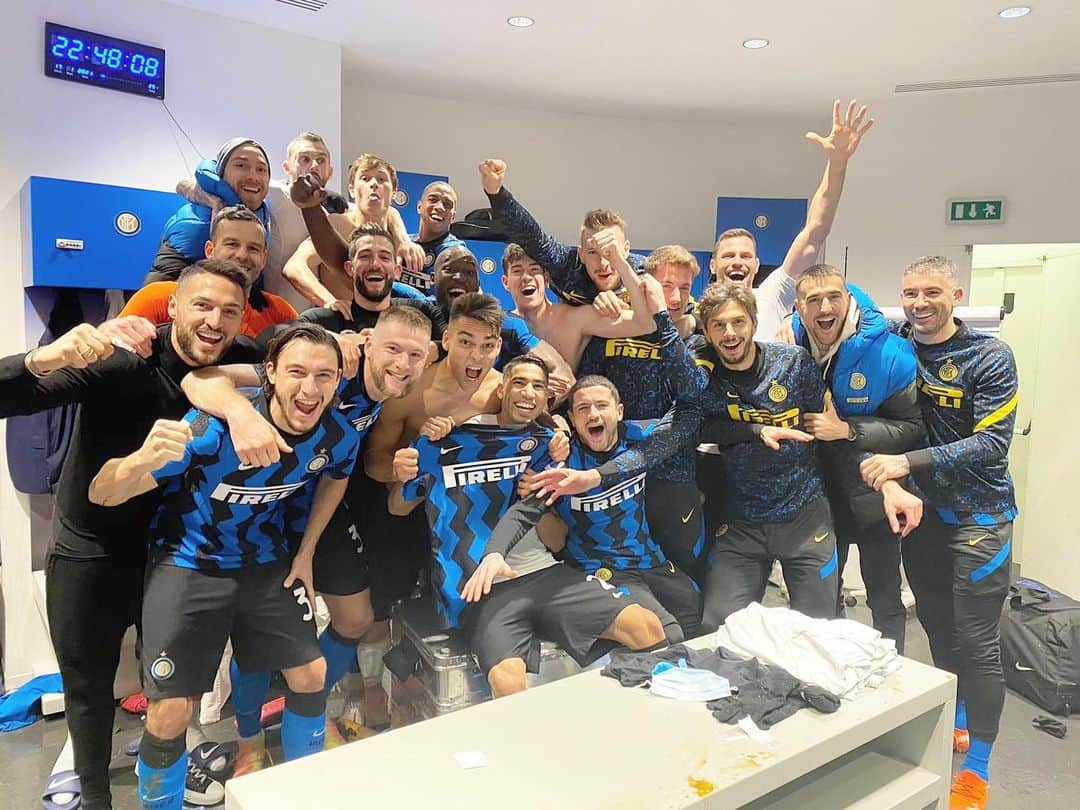 ロベルト・ガリアルディーニのインスタグラム：「TEAM 🖤💙 #inter」