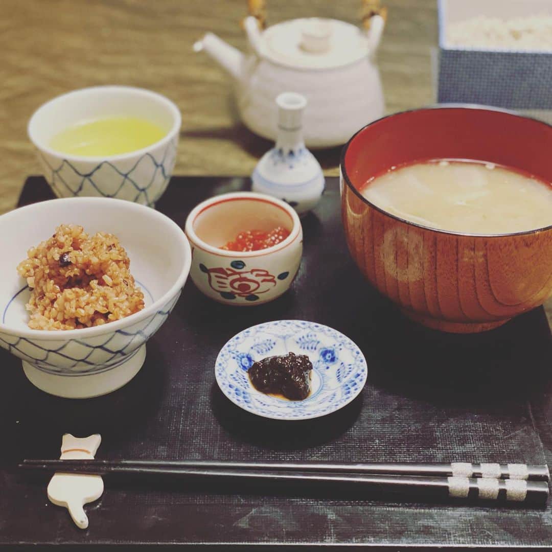 川上麻衣子さんのインスタグラム写真 - (川上麻衣子Instagram)「今朝は発酵玄米の和朝食。 和食器にも北欧の陶器は自然と馴染んでいます！ ＃ロイヤルコペンハーゲン ＃発酵玄米」1月18日 8時02分 - kawakami.maiko