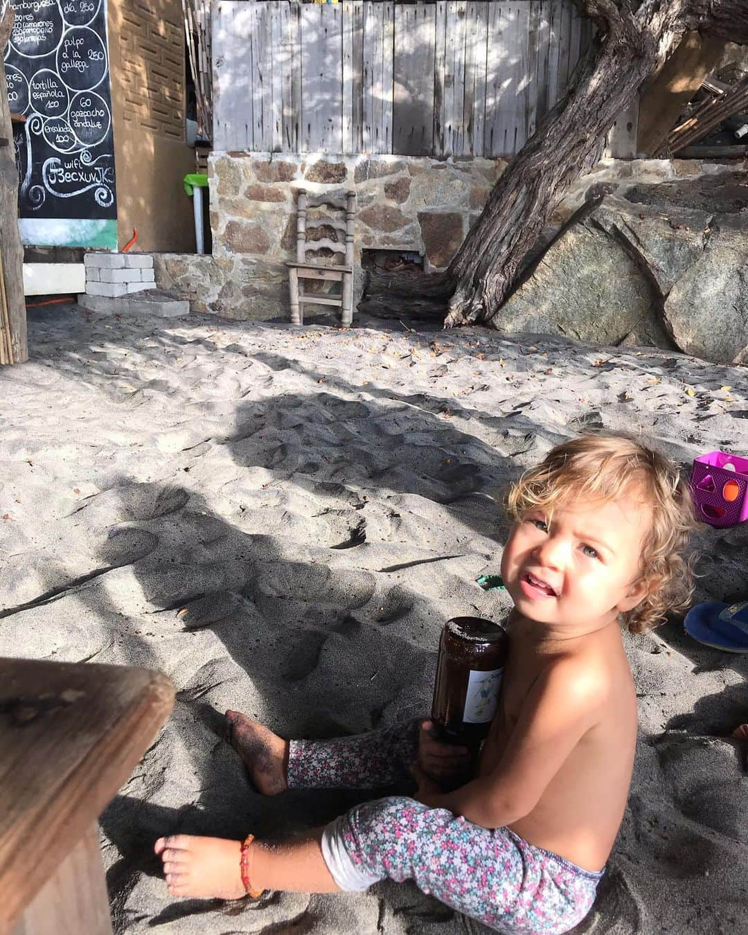 トームさんのインスタグラム写真 - (トームInstagram)「New Sunday protocol: #Paella #Kombucha #Flan strawberry chilli ice blocks babies and dogs in paradise aka #elchiringuito on the black sand beach #playamermejita #puntacomete #mazunte #oaxaca  . PS despite promises the paella inevitably always takes at least 4 hours . PPS the soundtrack is #JoeCocker #BobMarley and #TheDoors」1月18日 7時54分 - tomenyc