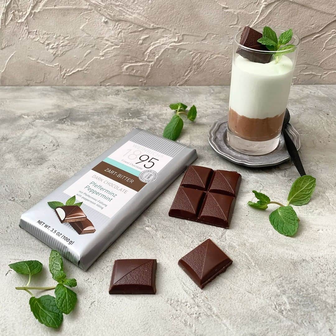 キタノ商事株式会社さんのインスタグラム写真 - (キタノ商事株式会社Instagram)「🇩🇪ワインリッヒ［ダークチョコレート ペパーミント(冬季限定)] チョコミント好きにおすすめな、さわやかなペパーミントのフィリング入りチョコレートを使用した〈チョコミントムース〉はいかがですか。チョコミントのムースと、清涼感のあるさわやかなミントムースの2層仕立てのチョコムースです。レシピは明後日・水曜日の投稿で。 ・ ブランドの詳しい情報はハイライトの「ブランドについて」のリンクから。こちらのアカウントでご紹介しています。@kitano_pr ・ 【キャンペーン】 バレンタインにお菓子作りをしたい方へ、【ワインリッヒ】のチョコレートセットが当たるプレゼントキャンペーンを開催中です。応募は1月29日(金)12:00まで。詳細は1/12(火)のキャンペーン投稿をご覧ください。 ・ ・ #ワインリッヒ #ドイツ #ダークチョコレートペパーミント #キタノ商事 #世界のおいしさをキタノから ・ #チョコミントムース #チョコ #チョコレート #チョコミント #チョコレートミント #ミントチョコ #ミント #チョコミン党 #ちょこみん党 #ムース #レシピ #簡単レシピ #デザート #スイーツ #チョコスイーツ #スイーツ好き #バレンタイン #お菓子作り #手作りお菓子 #お菓子作り好きな人と繋がりたい #おうちカフェ #ホームカフェ #おやつ #今日のおやつ #ワインリッヒチョコレートプレゼントキャンペーン」1月18日 8時00分 - kitano_kk