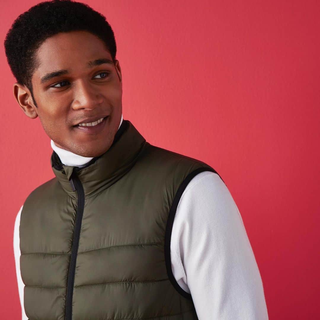 ペリーエリスのインスタグラム：「Layer up and move with ease with the packable lightweight puffer vest. #lifereadysince1976」