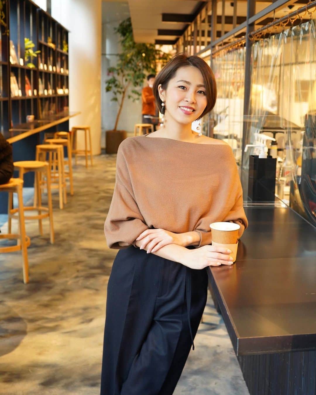 のインスタグラム：「おはよー  ハイウエストパンツって何げに 腰まわりが温かくて良い😚  ニット… @fray_id  ボトムス… @noble.jp  ピアス… @merrymerry_2010   #ハイウエストパンツ #ノーブル #アシメボートネック #ニット  #アラフォーコーデ #アラフォーファッション」