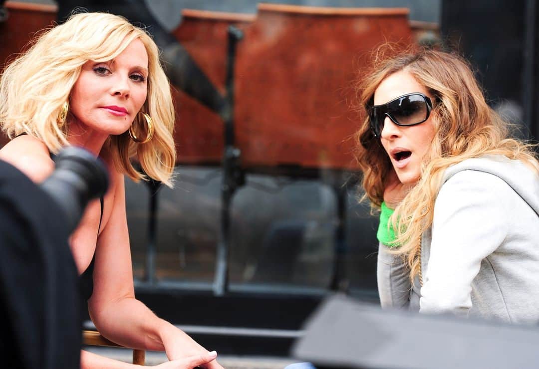 E! Onlineさんのインスタグラム写真 - (E! OnlineInstagram)「Let's settle this once and for all: do Sarah Jessica Parker and Kim Cattrall really hate each other? And did their infamous feud 𝘳𝘦𝘢𝘭𝘭𝘺 start because of money (or lack there of)? A complete timeline of the #SATC debacle is in our bio. (📷: Getty)」1月18日 8時00分 - enews