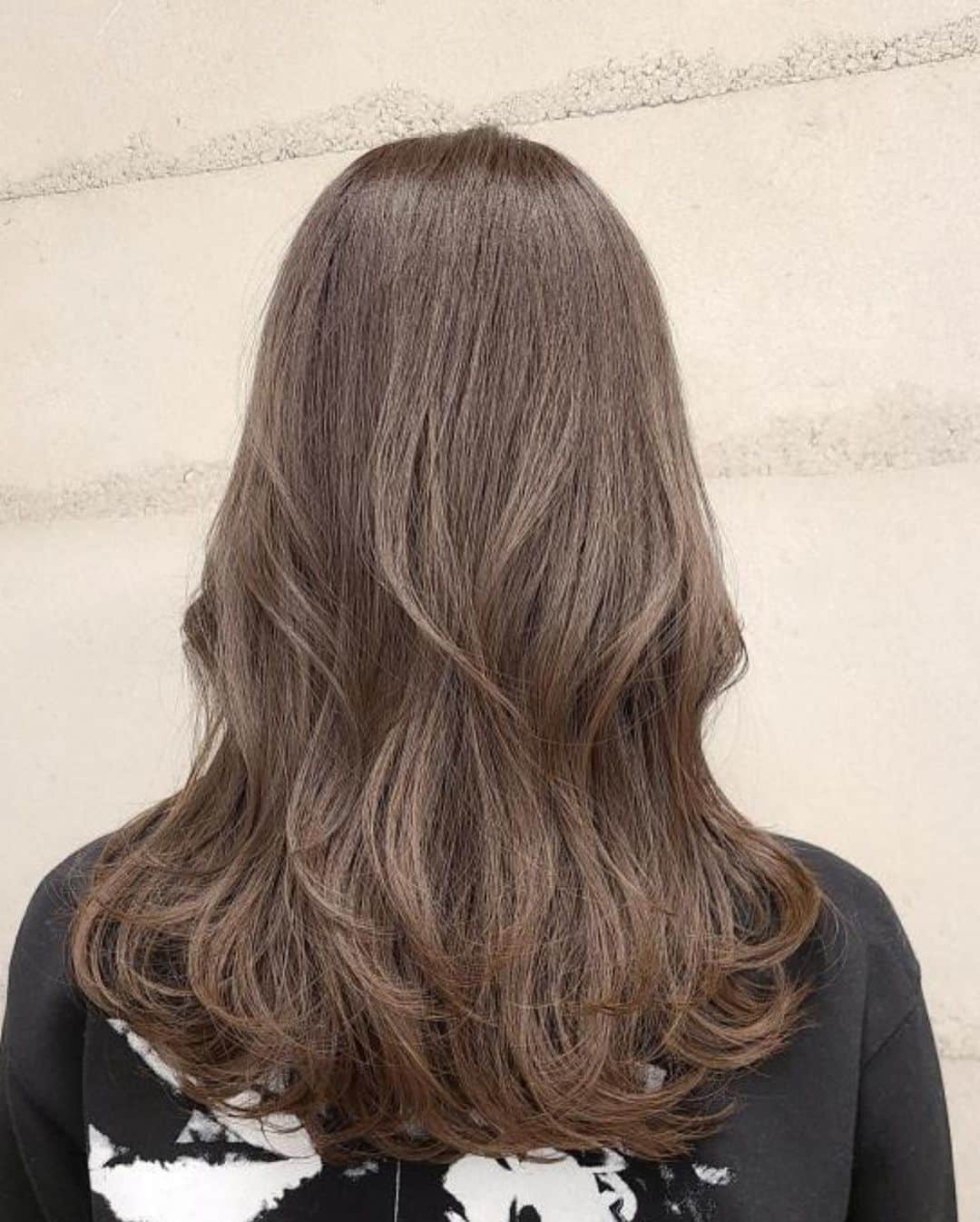 倉松すみれさんのインスタグラム写真 - (倉松すみれInstagram)「アッシュカラー💇‍♀️﻿ 髪の毛が生き返りました...🤍﻿ 同い年仲間🤝あやのさんありがとう♪♪ ﻿ ﻿ ﻿ 私のインスタ見たとお伝えしたら﻿ 20%OFFしてくれるそう🤫✨﻿ ﻿ 表参道すぐなので気になる方はあやのさんまで📩🤍　 @ayano_fons   ﻿ ﻿ ﻿ ﻿ #ヘアカット#ヘアカラーアッシュ#ヘアカラー#アッシュカラー#表参道美容室#表参道#ツヤ髪カラー#ツヤ髪#お洒落ヘア#セミロングヘア#韓国風ヘア#抜け感ヘア#こなれヘア#美容#ヘアスタイルミディアム#巻き髪アレンジ#個室美容室#駅近美容室#韓国ヘアスタイル#オルチャンヘア」1月18日 8時00分 - sumire_0415