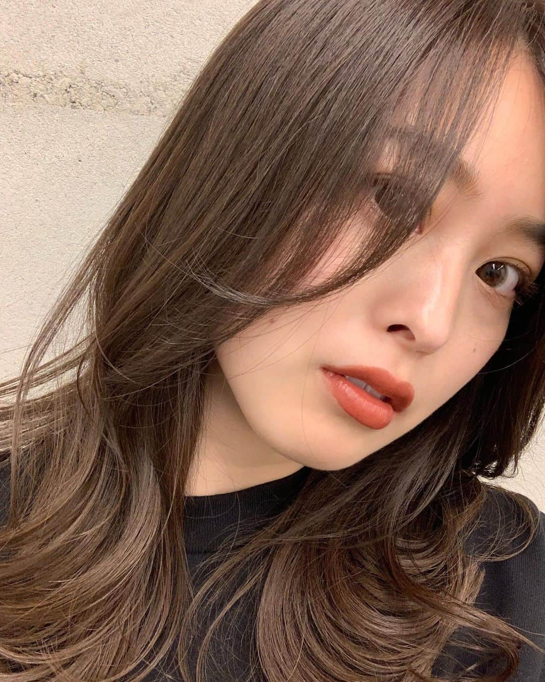 倉松すみれさんのインスタグラム写真 - (倉松すみれInstagram)「アッシュカラー💇‍♀️﻿ 髪の毛が生き返りました...🤍﻿ 同い年仲間🤝あやのさんありがとう♪♪ ﻿ ﻿ ﻿ 私のインスタ見たとお伝えしたら﻿ 20%OFFしてくれるそう🤫✨﻿ ﻿ 表参道すぐなので気になる方はあやのさんまで📩🤍　 @ayano_fons   ﻿ ﻿ ﻿ ﻿ #ヘアカット#ヘアカラーアッシュ#ヘアカラー#アッシュカラー#表参道美容室#表参道#ツヤ髪カラー#ツヤ髪#お洒落ヘア#セミロングヘア#韓国風ヘア#抜け感ヘア#こなれヘア#美容#ヘアスタイルミディアム#巻き髪アレンジ#個室美容室#駅近美容室#韓国ヘアスタイル#オルチャンヘア」1月18日 8時00分 - sumire_0415