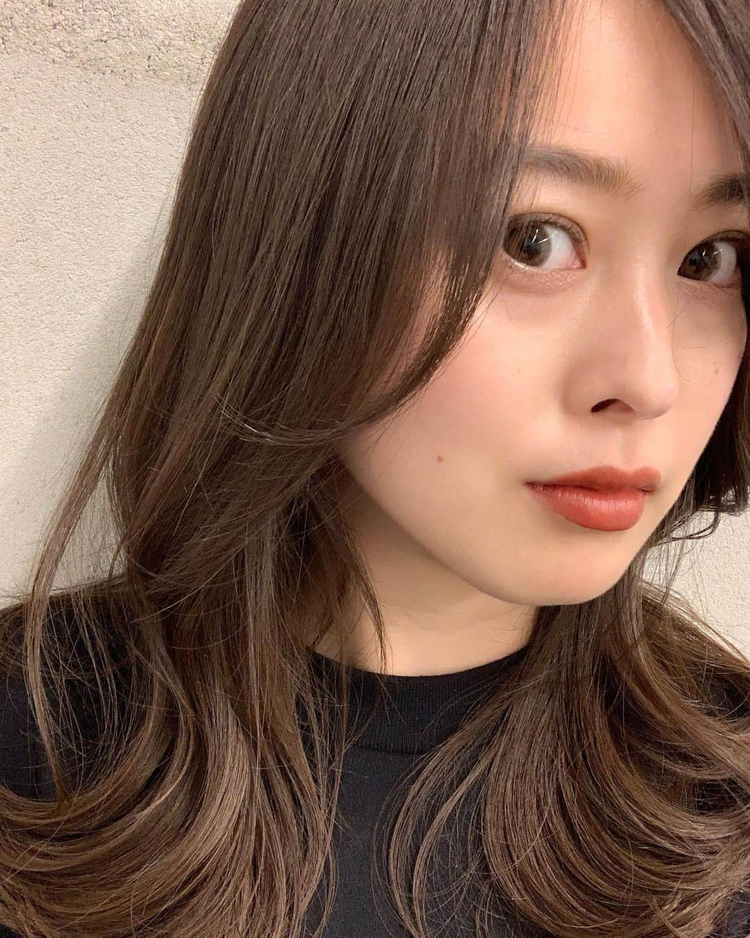 倉松すみれのインスタグラム：「アッシュカラー💇‍♀️﻿ 髪の毛が生き返りました...🤍﻿ 同い年仲間🤝あやのさんありがとう♪♪ ﻿ ﻿ ﻿ 私のインスタ見たとお伝えしたら﻿ 20%OFFしてくれるそう🤫✨﻿ ﻿ 表参道すぐなので気になる方はあやのさんまで📩🤍　 @ayano_fons   ﻿ ﻿ ﻿ ﻿ #ヘアカット#ヘアカラーアッシュ#ヘアカラー#アッシュカラー#表参道美容室#表参道#ツヤ髪カラー#ツヤ髪#お洒落ヘア#セミロングヘア#韓国風ヘア#抜け感ヘア#こなれヘア#美容#ヘアスタイルミディアム#巻き髪アレンジ#個室美容室#駅近美容室#韓国ヘアスタイル#オルチャンヘア」