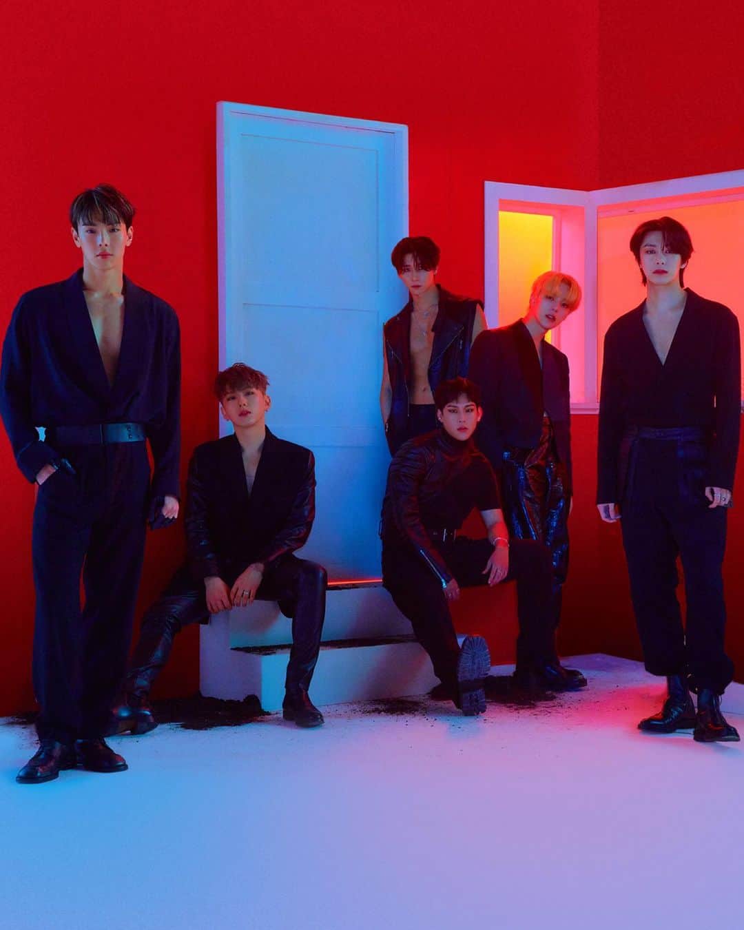 Airbnbのインスタグラム：「Now introducing Inside K-Pop, a festival of Online Experiences that'll give guests a backstage pass to the musical genre that has taken the world by storm.  Hosted by some of South Korea's favorite idols, guests can go behind the scenes with a K-Pop star with dance rehearsals, vocal practice, makeup tutorials and more.  All 14 Online Experiences will be available for booking on January 20 at 3pm PT at the link in bio.」