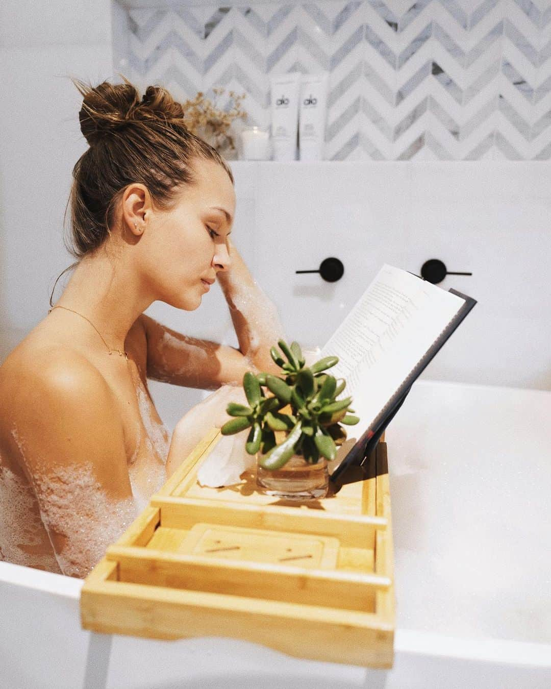 ジョセフィン・スクリヴァーさんのインスタグラム写真 - (ジョセフィン・スクリヴァーInstagram)「what my kind of self-care sunday looks like ✨#aloglow @alo #alopartner」1月18日 8時08分 - josephineskriver