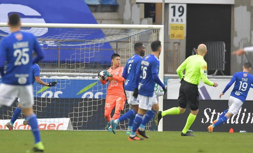 川島永嗣さんのインスタグラム写真 - (川島永嗣Instagram)「Un match compliqué contre @asseofficiel mais on a bien resté solidaire. Bravo à tout équipe pour cette victoire. Et maintenant la tête sur week-end prochain💪🏻  今日はサンテティエンヌ相手に難しい試合でしたが、 チーム全員で勝ちを掴み取ることができました。まだまだ大事な試合が続きます。気を引き締めて。  #rc#strasbourg#asse#ligue1ubereats#france」1月18日 8時09分 - eijikawashima01