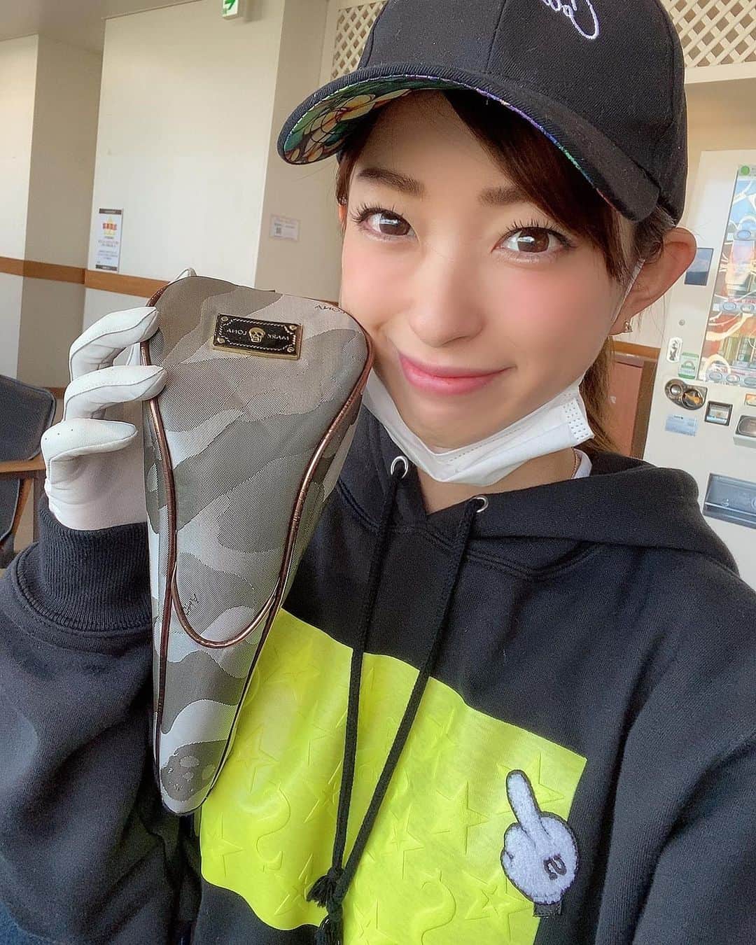 のインスタグラム：「. 不得意なスプーンは練習あるのみ🏌️‍♀️ @tss_sing_himonya  . 短時間で集中して練習するタイプなのですごい顔してるかも🤣 マスク大活躍✨ . 練習嫌いでも碑文谷なら週一で行ける❣️❣️ 今週も頑張ります♪ . . . #ゴルフ#golf#⛳️#ゴルフ女子#ゴルフ好き#ゴルフウエア#ゴルフコーデ#ゴルフスイング#골프 #골프웨어 #골프스윙 #여행 #해외여행 #골프스타그램 #골프중독 #와인 #소주 #좋은시간#練習#碑文谷#スイング碑文谷#ゴルフ練習場」