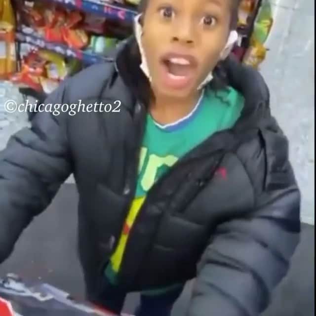 コモンのインスタグラム：「This kid is special!  He has character at a very young age.  I salute him!  Notice that he got rice and bread for the family first!」