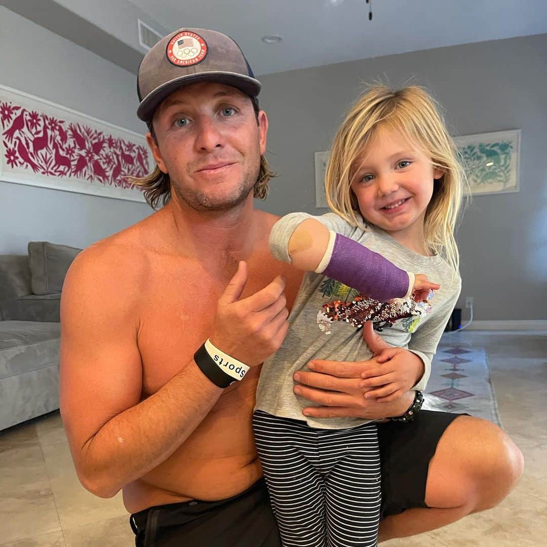トニー・アゼベドのインスタグラム：「Poor little girl broke her wrist! Way tougher than me for sure!」