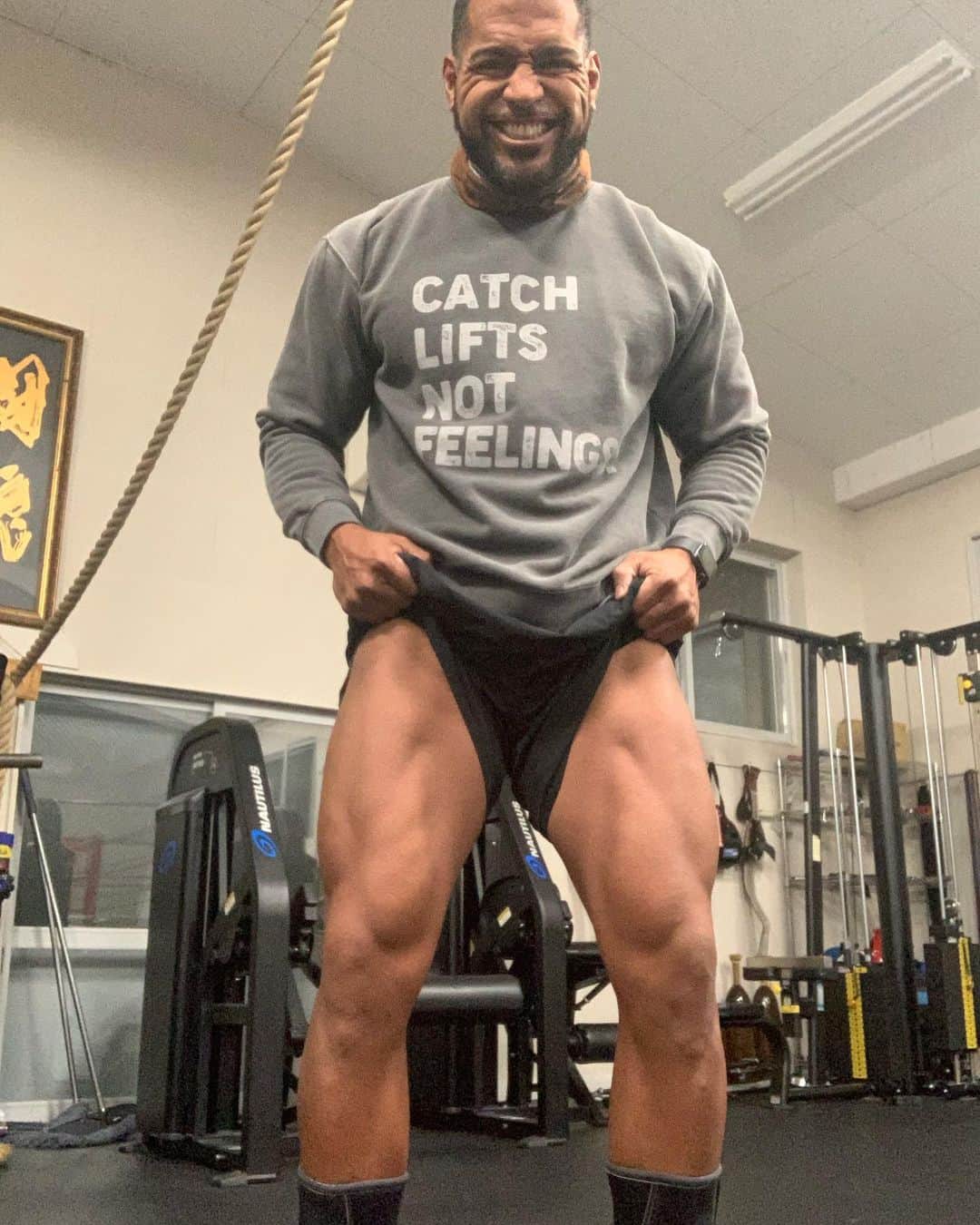 テヴィタ・フィフィタのインスタグラム：「LEG DAY!!!!!!!!! (Note: Japan time Monday 5am this photo occurred) #quads #quarantine」