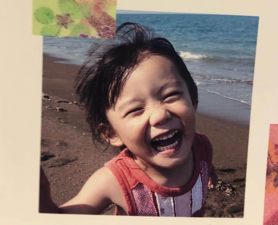 藤村結衣のインスタグラム：「． 昔の写真が出てきた📸 #4歳 #オホーツク海 #北海道  #北海道旅行 #旅行#幼い頃」