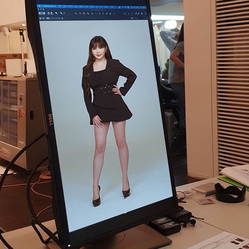 パク・ボムさんのインスタグラム写真 - (パク・ボムInstagram)「. 스타일리스트가 뽀샵도 없는데 너무 예쁘다며 찍어준 촬영 현장사진~~  11kg 빼고 나니까 자신감이 넘쳐나고 컨디션도 너무 좋아졌어요~ 얼른 컴백해서 팬 분들 만나고 싶어요~  #무보정현장컷 #뽀샵없음 #어플안씀 #쥬비스다이어트 #11kg감량 #고마워요쥬비스 #다이어트 #juvis #juvisathome #박봄 #Bom #2ne1」1月18日 8時30分 - newharoobompark