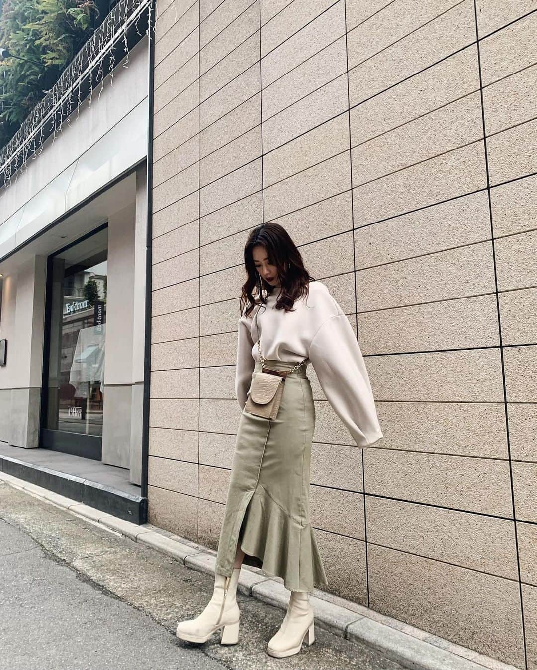 上地雅弥 MURUAのインスタグラム：「新作入ってきた♡ 袖のボリューム感がたまらないこのトップスとシルエットが綺麗すぎるこのスカートは、なんと2点一緒に買うと¥10,000(+tax)😳 . 新作なのに良いのでしょうか😳😳笑 . ヒートテックも下に着れて 春先にも着れる素材なので 寿命長くてありがたい🙏 . 今日は早番🏃‍♀️頑張るぞー！ー！ . . #murua #murua_official #murua_by_staff #タックスリーブルーズスウェット」