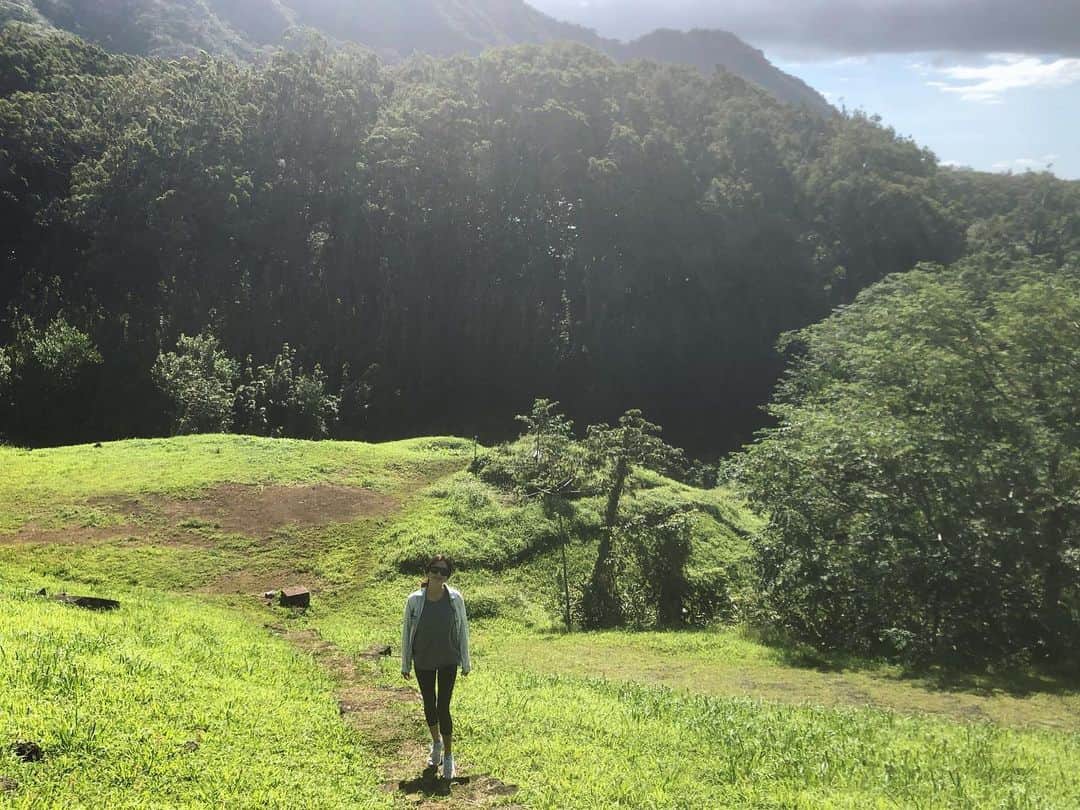 ブレンダのインスタグラム：「I usually walk for at least an hour everyday. Some walks are a little fancier than others 🌿🌱💚」