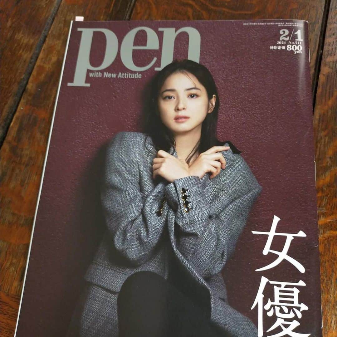 長塚圭史のインスタグラム：「最新刊のPenへ寄稿させていただきました。大橋裕之さんにイラストをお願いしまして…まさかの私の似顔絵を描いてくださるという…嬉しいばかりの。女優特集で寄稿した結果は？？#pen #大橋裕之 #女優」