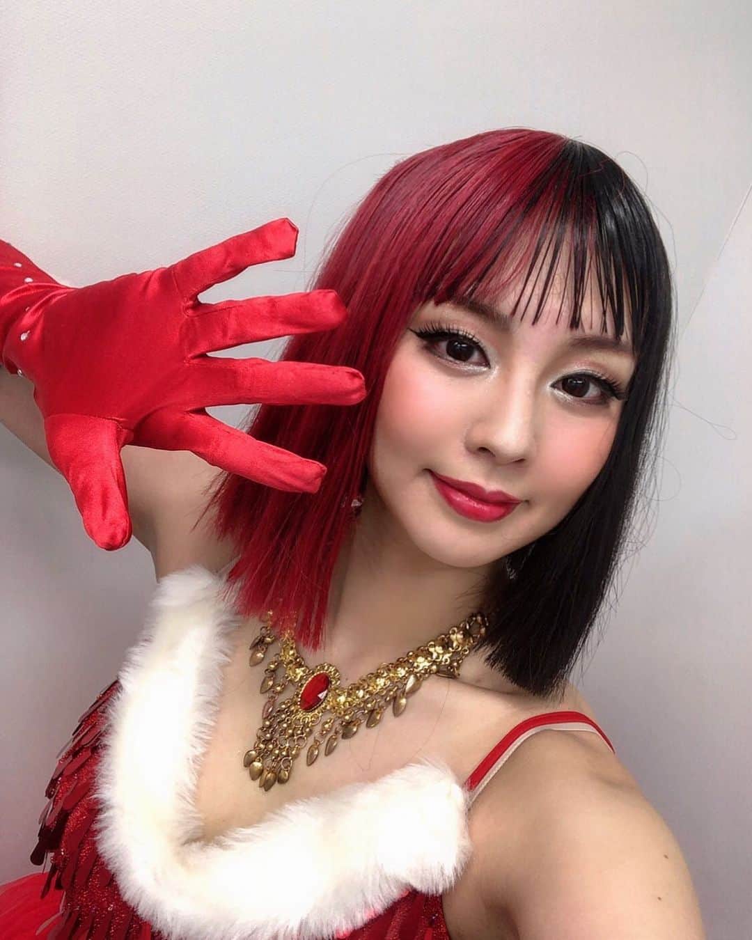 矢吹世奈のインスタグラム：「・ 1月11日『マジカルジャーニー』で 冬の精をさせていただきました❄️ かつら、お衣装が とってもお気に入りでした❤️🖤 #マジカルジャーニー #舞台 #dance #冬の精 #お衣装 #かつら #makeup」