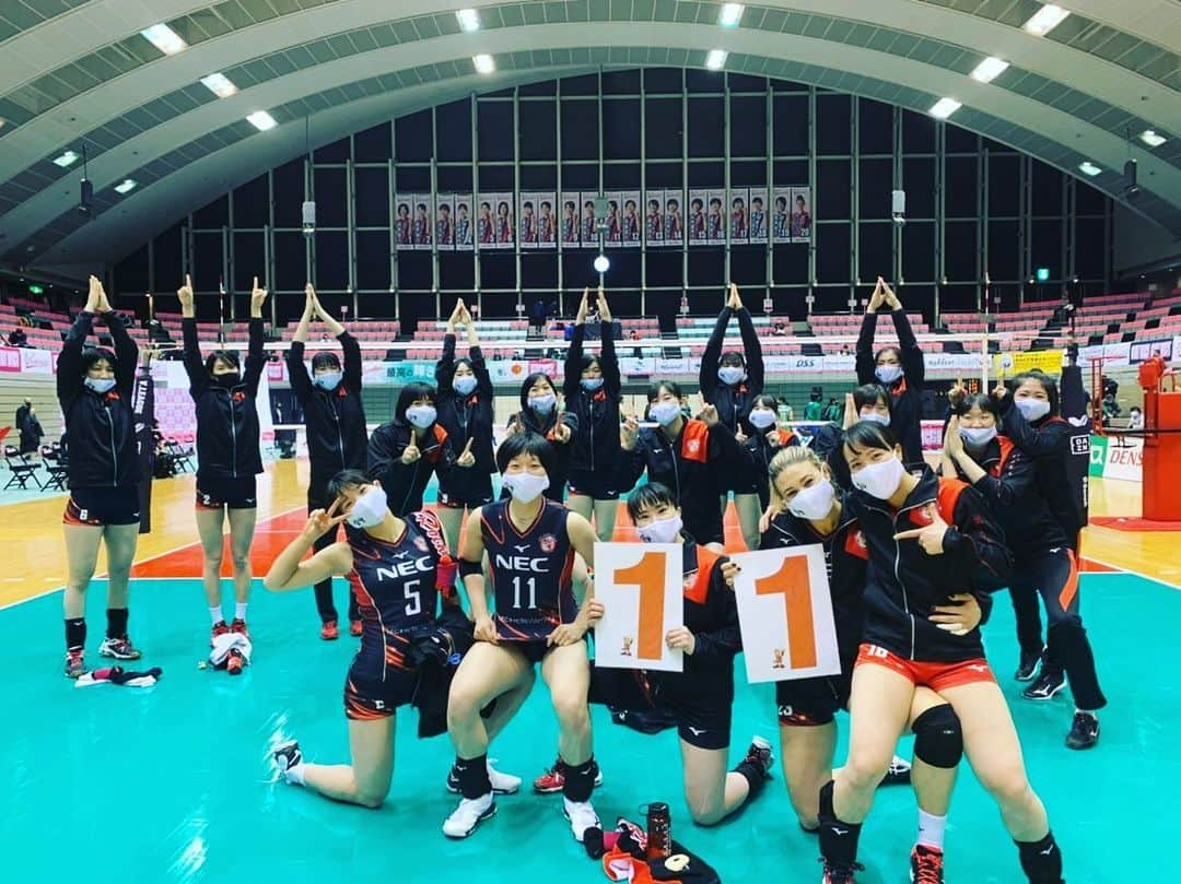 山内美咲さんのインスタグラム写真 - (山内美咲Instagram)「＊＊＊＊＊＊＊＊＊＊＊＊﻿ ﻿ #2020-21シーズン﻿ #vleague  #necredrockets  #11勝目  #12勝目  #ウインク体育館  #姫路の思い出  #ジョンさん230試合出場㊗️﻿ #部長フライングハピバ🎉 #お祝い事沢山💐 #おめでとうごさいます 😌  遅くなりましたが…あけましておめでとうございます🎍本年もよろしくお願いします🐄」1月18日 8時47分 - yama9436