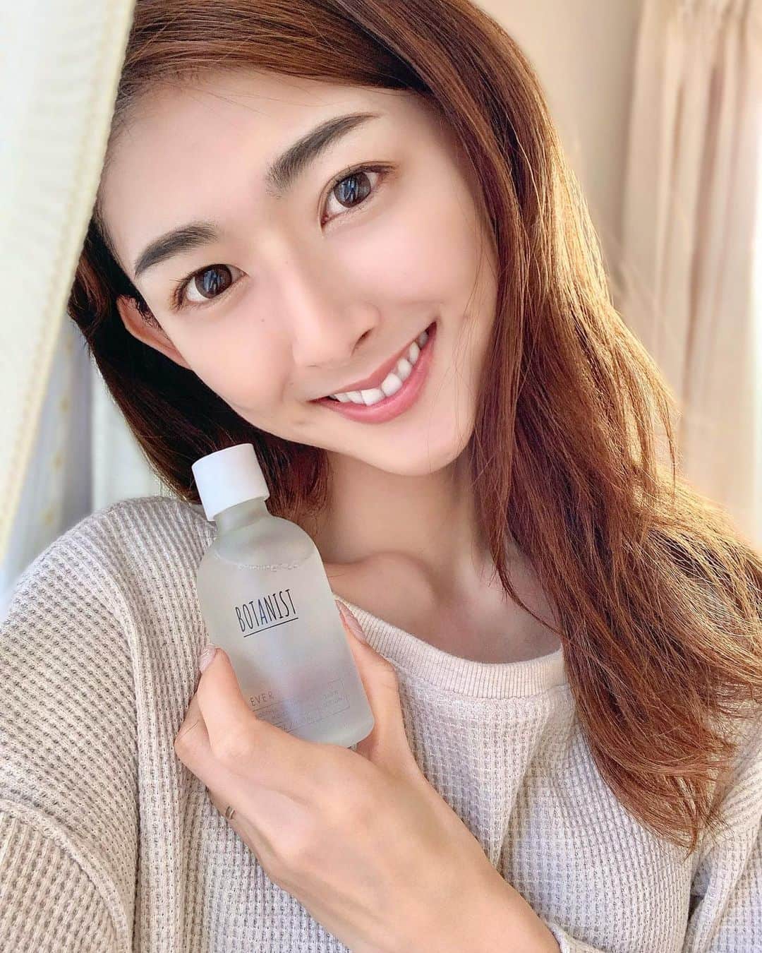 のインスタグラム：「ヘアケアのイメージが強い @botanist_official 私も愛用してるシャンプーとトリートメント🌿✨  知ってましたか？実はスキンケアもあるの😳 エゾノチチコグサの茎からごくわずかに採取した幹細胞から 作られたBOTANIST エゾノチチコグザを使用したスキンケアは 世界で初めてなんだって❣️  今回使わせて貰ったのは 《クレンジング、化粧水、美容液、クリーム》  "クレンジングバーム"はシャーベット状から とろっとした質感に変化してメイクをしっかり落としてくれます💕 使っていてとても心地よかったです😳  "化粧水"はサラッとしてるんだけど 程よいとろみ感もあって肌馴染みがいいです✨  "美容液"はとても濃密で肌に乗せたら するっと伸びて使い心地いい❣️  伸びがいい"クリーム"は少しの量でもok 私はたっぷり乗せて贅沢使いしちゃいます💕 テクスチャは画像見てね✨  新しいスキンケアで 一緒にお家時間を楽しみましょう♪♪  . . . . #botanistever #ボタニスト #エイジングケア #クレンジングバーム #化粧水 #美容液 #クリーム #幹細胞コスメ #pr」