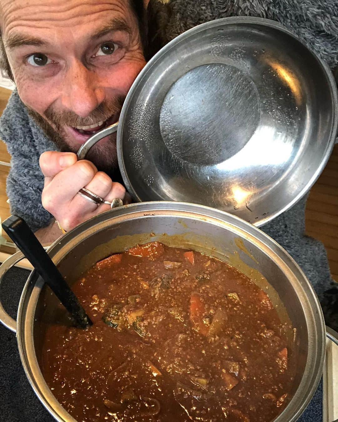 セイン・カミュさんのインスタグラム写真 - (セイン・カミュInstagram)「Daddy cooking❤️ Tonight’s dinner (and tomorrow’s😂) Pseudo Keema Curry 🍛😁 Yummm❣️ #thanecamus #keemacurry #kidsloveit #healthy #healthyfood #yummy #yummyfood #curry #daddyscooking #bonapetit」1月18日 8時53分 - thanecamus